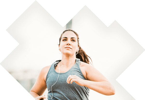 Erreichen Sie ein gesundes Wohlfühlgewicht Junge Frau rennt zielstrebig