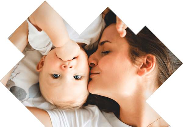 Schwangerschaft, Geburt & Baby: Holen Sie sich Unterstützung Mutter küsst liebevoll ihr Baby