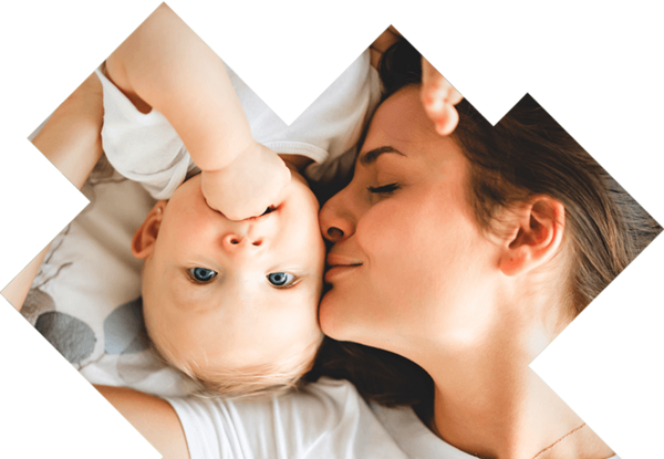 Mutter küsst liebevoll ihr Baby