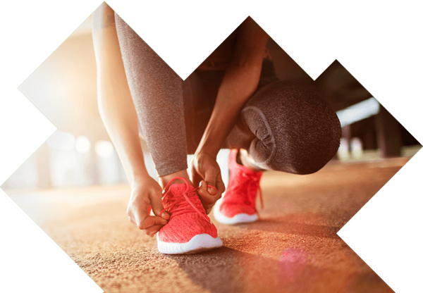 Steigern Sie Ihre Fitness und Gesundheit Läuferin bindet ihre Sportschuhe