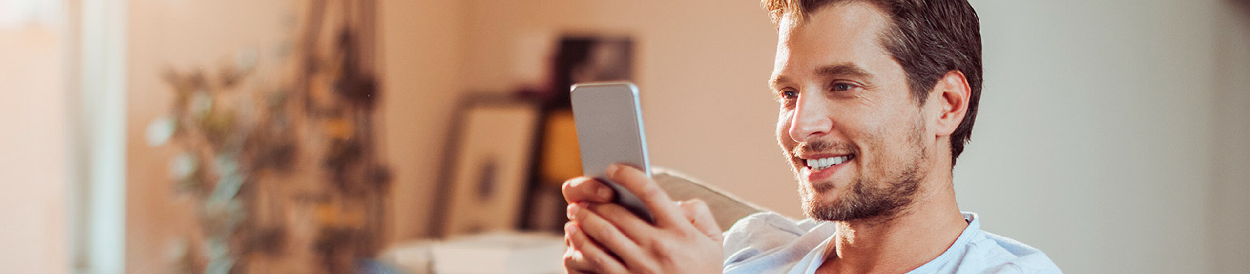 Mann schaut auf sein Smartphone