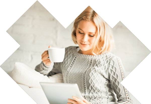 Halten Sie sich auf dem Laufenden mit News und TV Junge Frau informiert sich online am Tablet