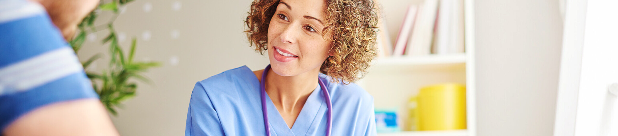 Bild von Ärztin während der Beratung