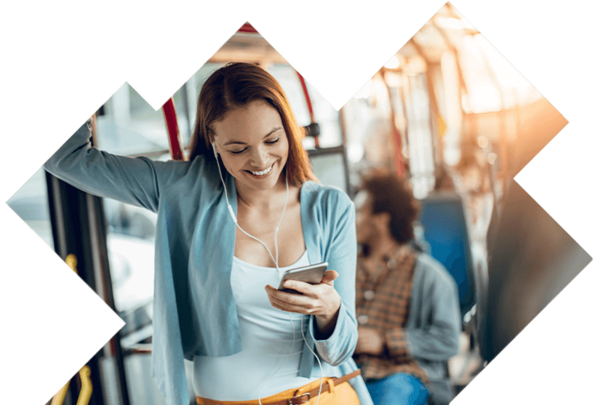 Online Services Frau schaut auf ihr Smartphone während sie im Bus mitfährt