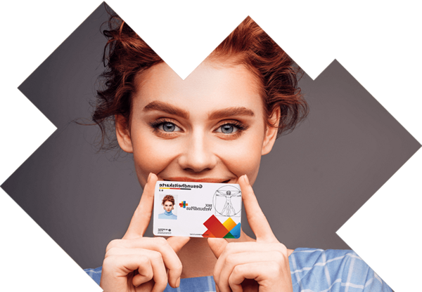 Lernen Sie uns kennen und werden Sie Mitglied Frau hält Versichertenkarte und lacht in die Kamera