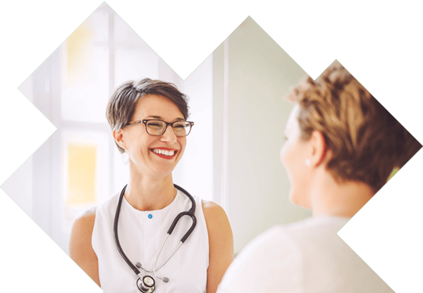 Finden Sie den passenden Arzt Ärztin lacht ihren Patienten freundlich an