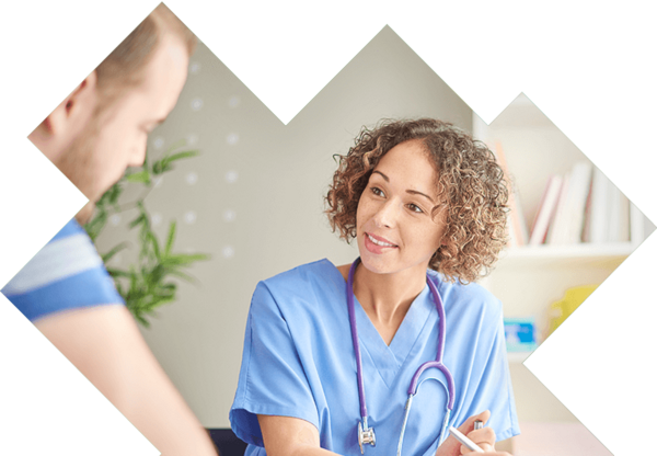 Sparen Sie Geld beim Arzt oder Zahnarzt Junge Ärztin berät ihren Patienten