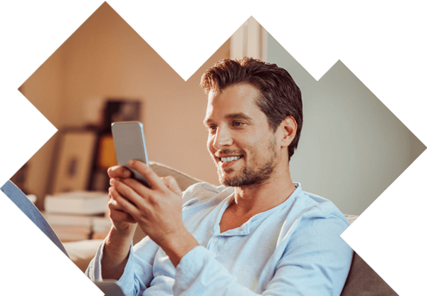 Erledigen Sie Papierkram schnell und einfach online Junger Mann schaut auf sein Smartphone