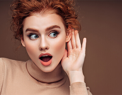 Aktuelles: Stabiler Beitragssatz in 2020 Frau lauscht erstaunt